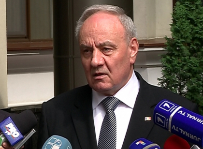 Oficialii evita sa comenteze decizia CC privind concesionarea Aeroportului: "Presupuneri nu pot fi facute" Oficialii evita sa comenteze decizia CC privind concesionarea Aeroportului: "Presupuneri nu pot fi facute"