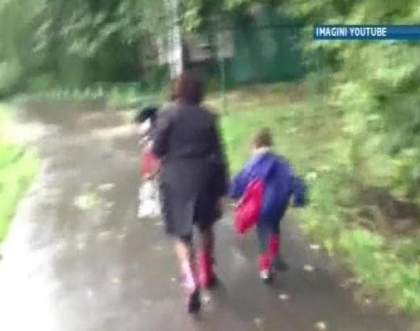 Femeia de la Moscova, care si-a amenintat si lovit copilul in strada este fosta angajata a MAI din Rusia Femeia de la Moscova, care si-a amenintat si lovit copilul in strada este fosta angajata a MAI din Rusia