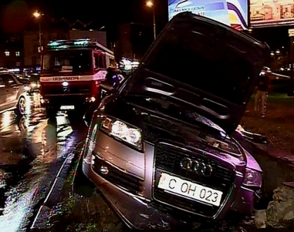 O masina a intrat intr-un pasaj subteran pe strada Ion Creanga. Cum s-a intamplat. VIDEO O masina a intrat intr-un pasaj subteran pe strada Ion Creanga. Cum s-a intamplat. VIDEO