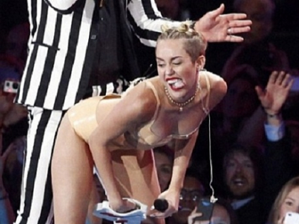 Vezi ce PEDEAPSA a primit o FETITA de 11 ani de la mama sa, dupa ce a DANSAT ca Miley Cyrus la scoala