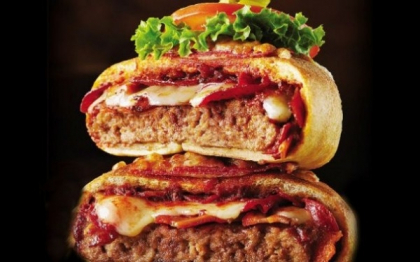 Pizzaburgerul, noua inventie a fast food-urilor din SUA. Cate calorii contine Pizzaburgerul, noua inventie a fast food-urilor din SUA. Cate calorii contine