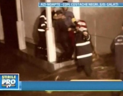 Ploile fac victime la Galati. Opt oameni au murit iar cateva sute au fost evacuati Ploile fac victime la Galati. Opt oameni au murit iar cateva sute au fost evacuati