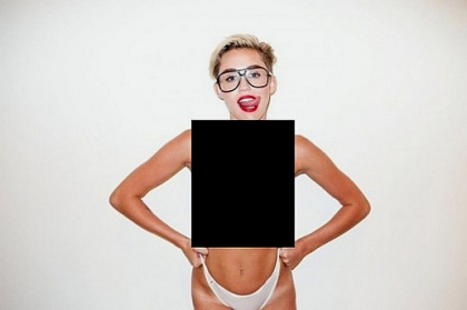 E clar! Vrea sa o detroneze pe Lady Gaga. Miley Cyrus a facut o noua sedinta foto incendiara