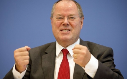 Peer Steinbrück, rivalul lui Merkel, socheaza Germania cu un gest obscen inainte de alegeri Peer Steinbrück, rivalul lui Merkel, socheaza Germania cu un gest obscen inainte de alegeri