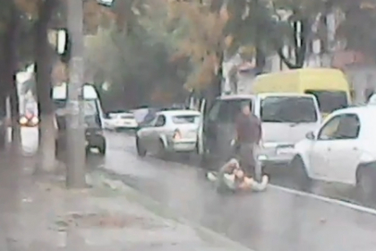 VIDEO. Se intampla in Chisinau! Un sofer este luat la pumni si trantit la pamant in plina strada VIDEO. Se intampla in Chisinau! Un sofer este luat la pumni si trantit la pamant in plina strada