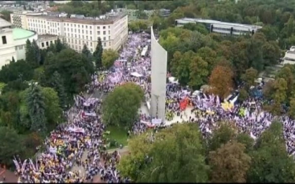 Peste 100.000 de oameni au manifestat in Polonia impotriva guvernului: "Am devenit sclavi!" Peste 100.000 de oameni au manifestat in Polonia impotriva guvernului: "Am devenit sclavi!"