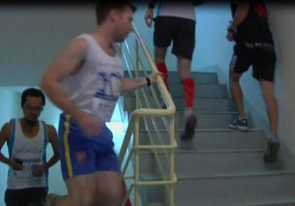 Competitie la inaltime. Sute de sportivi s-au intrecut la urcat treptele celei mai inalte cladiri din Vietnam Competitie la inaltime. Sute de sportivi s-au intrecut la urcat treptele celei mai inalte cladiri din Vietnam