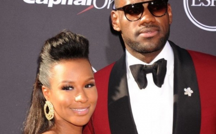 Baschetbalistul LeBron James s-a casatorit cu Savannah Brinson. Cei doi sunt impreuna din liceu Baschetbalistul LeBron James s-a casatorit cu Savannah Brinson. Cei doi sunt impreuna din liceu