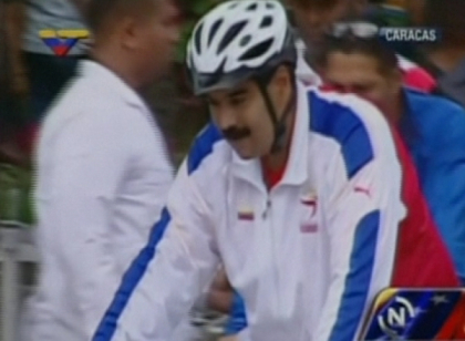 Presedintele Venezuelei, Nicolas Maduro, a cazut de pe bicicleta in timpul unei curse aniversare
