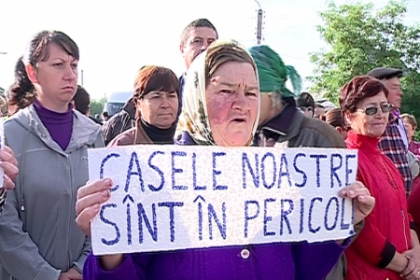 In orice moment risca sa ramana fara case. Locatarii din Gotesti, la protest: "Luati masuri urgent" In orice moment risca sa ramana fara case. Locatarii din Gotesti, la protest: "Luati masuri urgent"