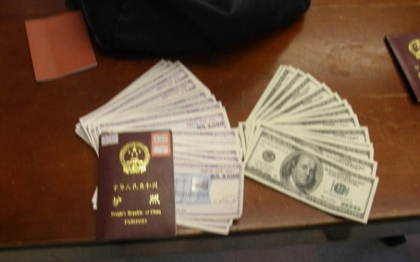 Un om al strazii a gasit un rucsac in care erau 42.000 de dolari. A predat imediat banii politiei Un om al strazii a gasit un rucsac in care erau 42.000 de dolari. A predat imediat banii politiei