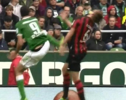 Fault demn de o gala K1 pe terenul de fotbal. Un jucator a fost eliminat, dupa ce a lovit un adversar