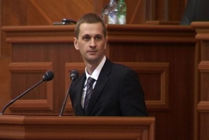 Ghimpu il apara pe Dragutanu: "NU are nimic cu BEM, dar o sa-l invit la partid pentru explicatii" Ghimpu il apara pe Dragutanu: "NU are nimic cu BEM, dar o sa-l invit la partid pentru explicatii"
