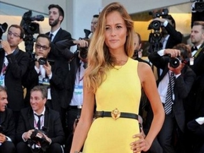 Rochie periculoasa! Ce-a aratat Miss Germania la festivalul din Venetia - FOTO Rochie periculoasa! Ce-a aratat Miss Germania la festivalul din Venetia - FOTO