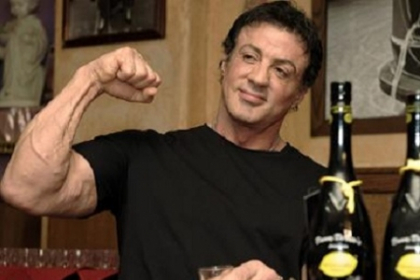Sunt casatoriti de 25 de ani, dar ea arata ca o pustoaica. Sotia lui Sylvester Stallone, aparitie de senzatie la plaja Sunt casatoriti de 25 de ani, dar ea arata ca o pustoaica. Sotia lui Sylvester Stallone, aparitie de senzatie la plaja