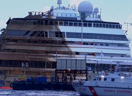 Vasul Costa Concordia a fost ridicat cu succes. Cadavrele a doi disparuti inca nu au fost gasite Vasul Costa Concordia a fost ridicat cu succes. Cadavrele a doi disparuti inca nu au fost gasite