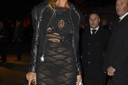 JENANT! Rochia a cedat, ea n-a stiut cum sa plece mai repede! Ce diva s-a facut de ras in club - FOTO JENANT! Rochia a cedat, ea n-a stiut cum sa plece mai repede! Ce diva s-a facut de ras in club - FOTO