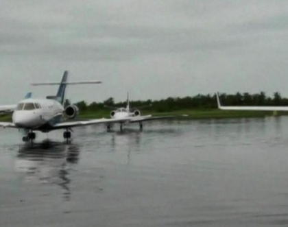 Aeroportul international din Acapulco, Mexic este inundat: Avioanele stau in apa Aeroportul international din Acapulco, Mexic este inundat: Avioanele stau in apa