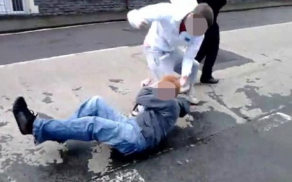Pumni si cutite in fata unei scoli din Marea Britanie. "Este un incident socant". VIDEO Pumni si cutite in fata unei scoli din Marea Britanie. "Este un incident socant". VIDEO