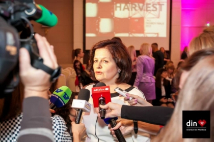 Bat clopote de nunta? Fiul presedintelui, la brat cu iubita si mama acestuia - FOTO
