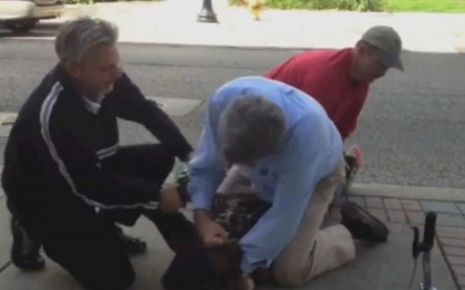 Momentul in care o femeie este batuta, dupa ce a incercat sa fure o poseta. VIDEO Momentul in care o femeie este batuta, dupa ce a incercat sa fure o poseta. VIDEO