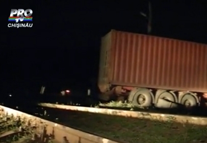 VIDEO. Un tren pe cursa Chisinau-Moscova a lovit in plin un tir cu numere de inmatriculare romanesti VIDEO. Un tren pe cursa Chisinau-Moscova a lovit in plin un tir cu numere de inmatriculare romanesti