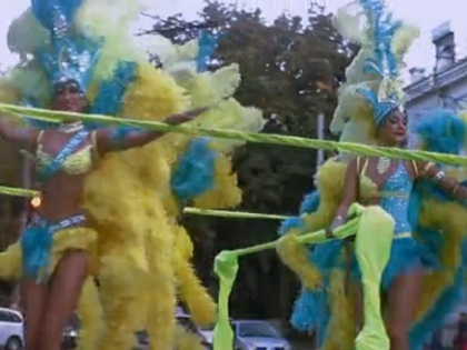 Dezgoliti si transpirati la 15 grade! Cine a organizat un carnaval brazilian chiar in centrul Chisinaului - VIDEO