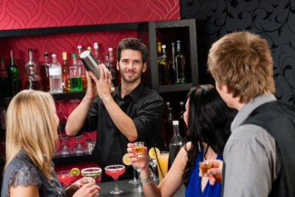 Cum sa folosesti limbajul corporal ca sa fii servit mai repede la bar Cum sa folosesti limbajul corporal ca sa fii servit mai repede la bar