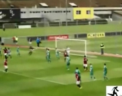 Reusita rarisima in fotbal. Un jucator a reusit sa inscrie cu "¦ fundul Reusita rarisima in fotbal. Un jucator a reusit sa inscrie cu "¦ fundul
