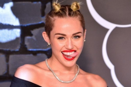 Leucoplast negru pe sfarcuri, bikini si o rochie demna de filmele XXX. Miley Cyrus, scandalizeaza din nou
