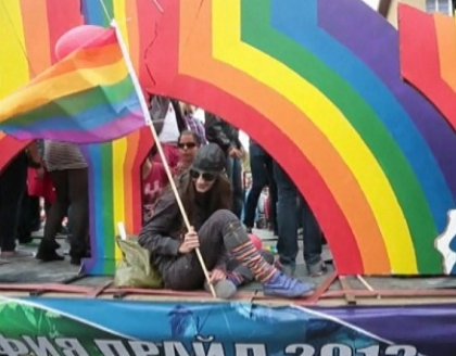 Protest colorat la Sofia. Vezi cum sute de bulgari au manifestat pentru drepturile homosexualilor Protest colorat la Sofia. Vezi cum sute de bulgari au manifestat pentru drepturile homosexualilor