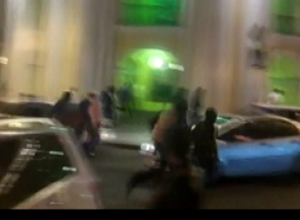 Impuscaturi ca in filme in fata unui bar din Sankt-Petesburg. Cateva persoane au fost ranite