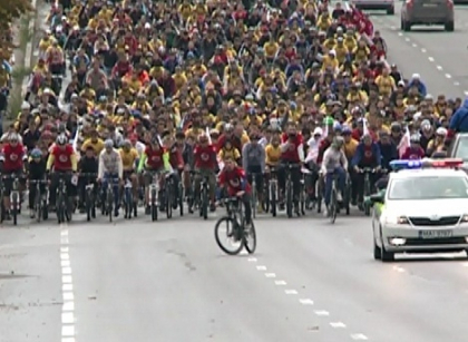 Nici ploaia si nici frigul nu i-a facut sa renunte la Velohora. Vezi cum au pedalat peste 8000 de ciclisti Nici ploaia si nici frigul nu i-a facut sa renunte la Velohora. Vezi cum au pedalat peste 8000 de ciclisti