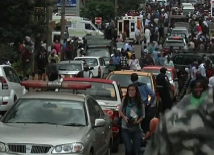 Teroarea din centrul comercial din Kenya continua. Sute de persoane sunt luate ostatici Teroarea din centrul comercial din Kenya continua. Sute de persoane sunt luate ostatici