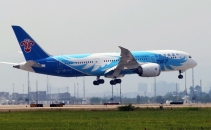 Un avion cu 370 pasageri a aterizat de urgenta la Sydney dupa ce un sarpe a fost descoperit la bord Un avion cu 370 pasageri a aterizat de urgenta la Sydney dupa ce un sarpe a fost descoperit la bord