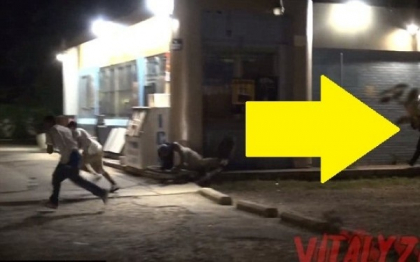 Momentul in care un personaj din filmele horror a aparut in plina strada. VIDEO Momentul in care un personaj din filmele horror a aparut in plina strada. VIDEO