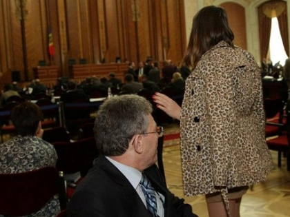 E voluptoasa, goala si-i place lui Mihai Ghimpu. Langa cine apare politicianul "“ FOTO E voluptoasa, goala si-i place lui Mihai Ghimpu. Langa cine apare politicianul "“ FOTO