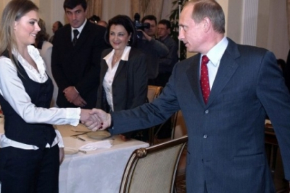 Rivalul politic al lui Putin i-a anuntat casatoria pe internet. Kremlinul s-a grabit sa dezminta Rivalul politic al lui Putin i-a anuntat casatoria pe internet. Kremlinul s-a grabit sa dezminta