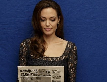 Angelina Jolie citeste "КопейÑкий рабочий"? Cum a ajuns un ziar din Rusia la Hollywood Angelina Jolie citeste "КопейÑкий рабочий"? Cum a ajuns un ziar din Rusia la Hollywood