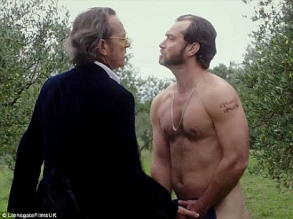 Jude Law, gol pusca prin livada. Cum arata celebrul actor cu fundul gol - FOTO