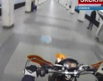 Un biker din Rusia a devenit vedeta pe internet. Vezi ce a facut intr-un metrou din Moscova Un biker din Rusia a devenit vedeta pe internet. Vezi ce a facut intr-un metrou din Moscova