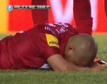 Moment incredibil la o partida din prima liga din Argentina. Vezi ce a patit un fotbalist