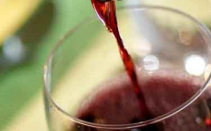 A vrut sa bea vin intr-un bar. Cand a vazut ce se afla in pahar a sunat de urgenta la politie A vrut sa bea vin intr-un bar. Cand a vazut ce se afla in pahar a sunat de urgenta la politie