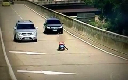 La 8 ani face slalom pe autostrada. Cu ce "bolid" a iesit la plimbare copilul. Video La 8 ani face slalom pe autostrada. Cu ce "bolid" a iesit la plimbare copilul. Video