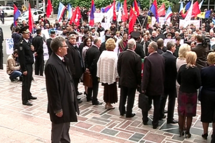 Batai de tobe si proteste la Parlament. Ce a spus Ghimpu cand l-a auzit pe Voronin vorbind Batai de tobe si proteste la Parlament. Ce a spus Ghimpu cand l-a auzit pe Voronin vorbind