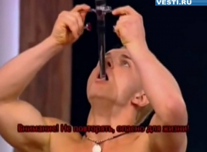 Moldoveanul care inghite sabii cucereste Rusia: A facut show direct in platoul unei emisiuni Moldoveanul care inghite sabii cucereste Rusia: A facut show direct in platoul unei emisiuni