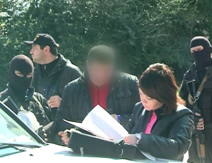 Retinere cu mascati in capitala. Un barbat, capturat in fata unui magazin: Risca ani grei de inchisoare