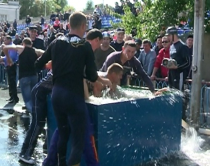 Au fost aruncati in apa. Vezi cum au fost desemnati si felicitati cei mai buni pompieri din Moldova