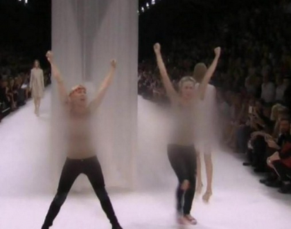 Doua activiste Femen au stricat o prezentare de moda a Casei Nina Ricci, la Paris. Vezi ce au facut Doua activiste Femen au stricat o prezentare de moda a Casei Nina Ricci, la Paris. Vezi ce au facut