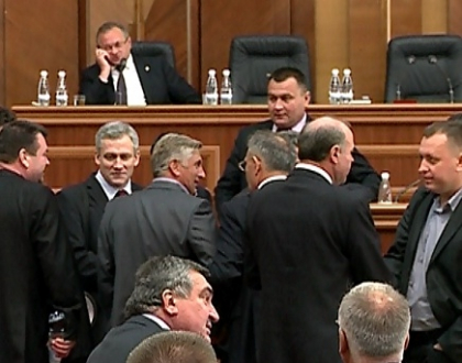 Un nou show marca PCRM. Vezi cum au incercat sa boicoteze sedinta parlamentului